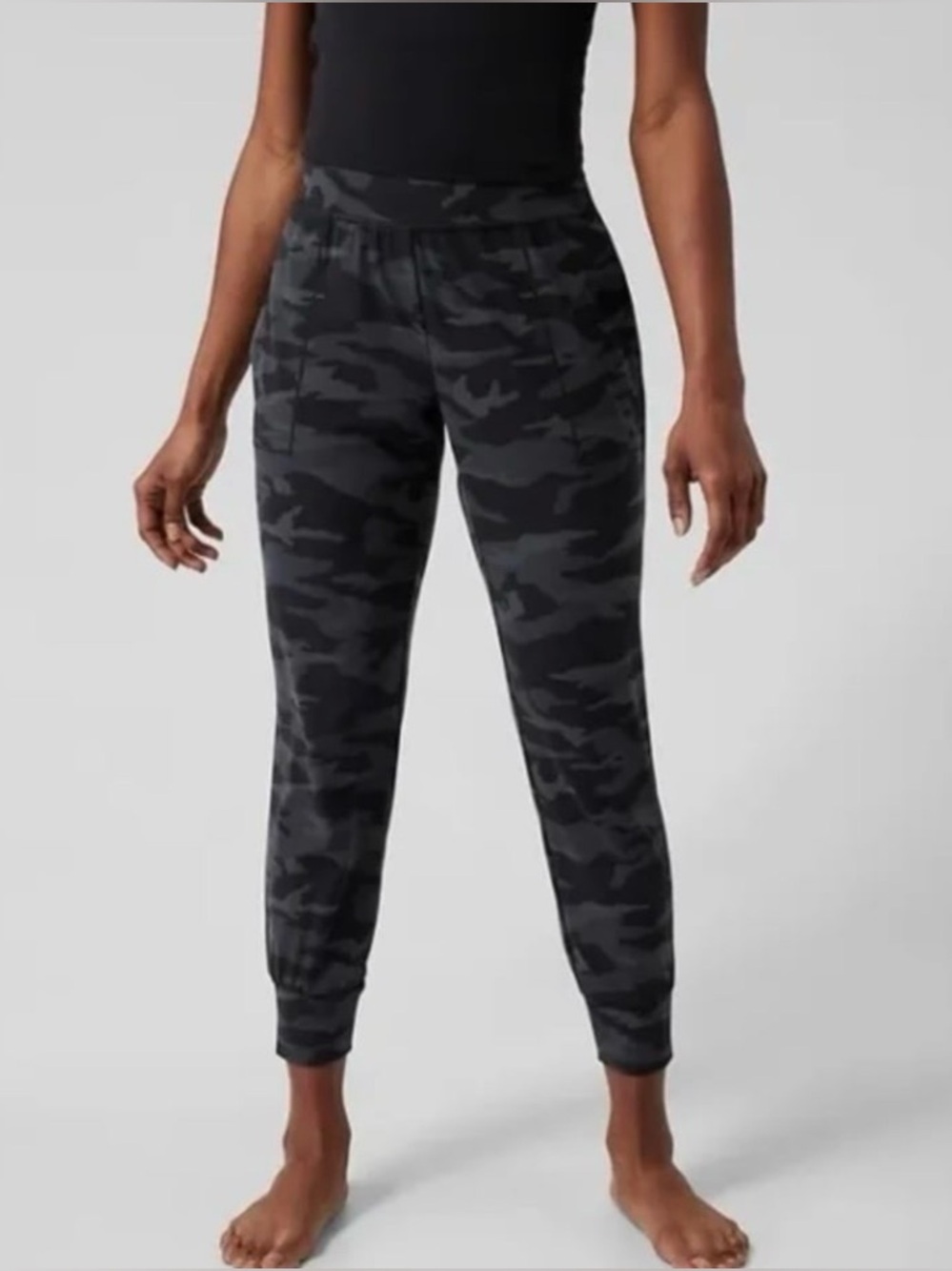 Athleta Salutation Camo Jogger Size XSP Black Camo